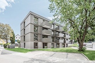 Außenansicht eines Wohnheims mit schöner grauer Holzfassade und Balkonen